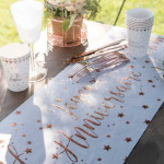 chemin-de-table-metalise-rose-gold-joyeux-anniversaire