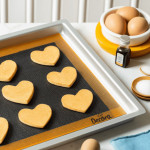 biscuit coeur sur un tapis en silicone