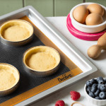 tartelettes sur un tapis en silicone