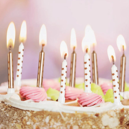 Bougies unies et étoiles dorées sur un gateau