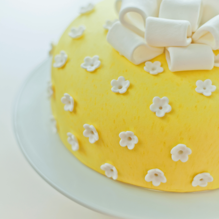 gâteau avec pate d'amande jaune
