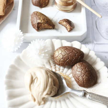oeuf fourrée avec Pâte de fourrage crème de noisette