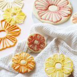 biscuits motifs fleurs avec tapis texture en silicone Silikomart