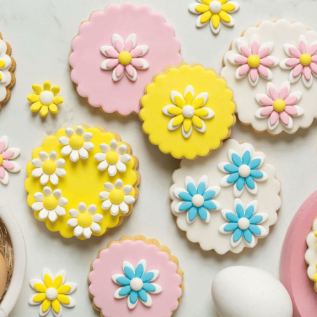 Biscuits décorés avec marguerite en sucre bleu clair