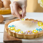 Tarte printanière décoré avec fleurs en sucre comestible bleu clair