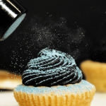 cupcake décoré avec poudre de paillettes bleue PME
