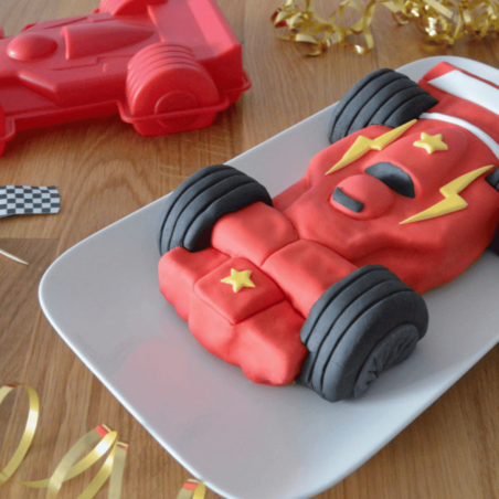 idée deco moule a gateau voiture de course rouge