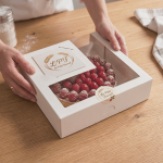 Boîte à gâteau blanche avec fenêtre pour pâtissier avec étiquette