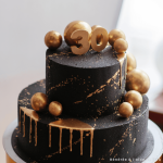 gateau 30 ans décoré avec topper boules or