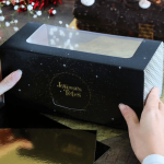 boite a buche noir à motifs dorés joyeuses fetes