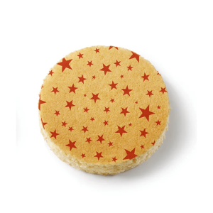 gateau génoise décoré à motifs étoiles de noel rouges