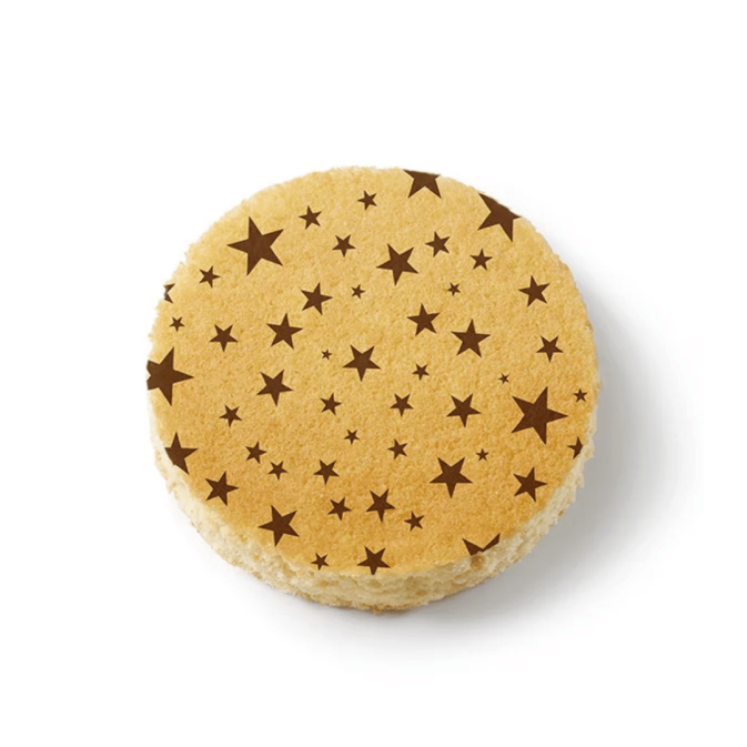 génoise gateau décorée avec motifs étoiles marrons