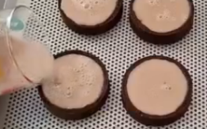 montage tartelette halloween verser la panna cotta coco