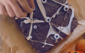 yeux en sucre sur gâteau halloween